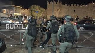 East Jerusalem: Clashes erupt between Palestinians and Israeli police at Damascus Gate