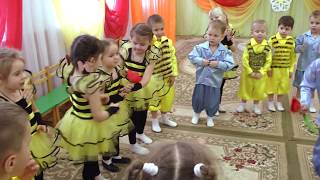 Гра з квітами на святі 8 Березня 2019 в молодшій групі. Муз. кер. Максюта Г. В.