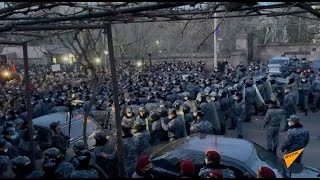 На улице Демирчяна уже две палатки. Полиция стянула сюда дополнительные силы.