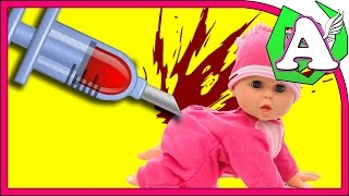 Играем в доктора. Настоящий укол на куклах. Укол в попу. Все в крови.
