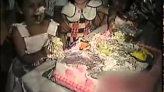 Niña encabronada y su pastel d cumple ni queriamos