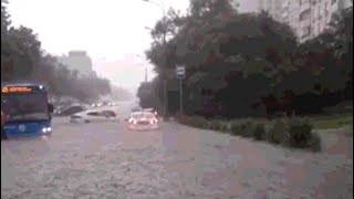 В Москве из-за сильного ливня затопило автодорогу — видео