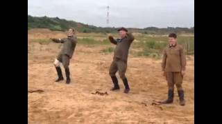 Инсценировка расстрела немецкими солдатами советских военнопленных