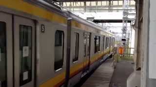 南武線E233系8000番台一番列車 川崎駅到着と発車
