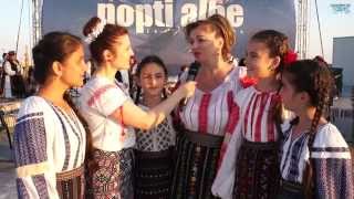 Patru frumoase componente ale grupului Mugurasii Gorjului, pe scena Festivalului Tineretii