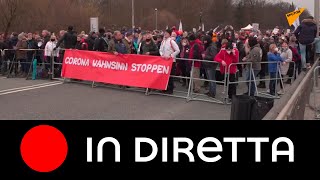 Proteste contro restrizioni anti-Covid al confine tra Austria e Germania
