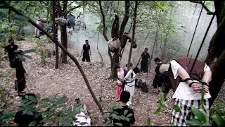 共軍士兵被神秘人迷暈吊在樹上，一招反敗為勝！
