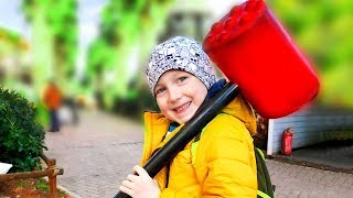 Илюша поднял МОЛОТ ТОРА а Мишу ЗАПУСТИЛИ В КОСМОС | Шестой день в АФИНАХ | Картонка Family