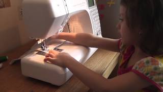 Дочка вышивает платок на швейной машине Janome 5200