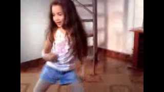 a menina do cabelão dançando Sexy and I Know It
