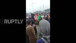 Afghanistan: Crowd cheers as man climbs lamp post to raise Afghan flag in Jalalabad