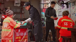 When a sanitation worker looks for a restaurant to heat her food, what will happen? 当环卫工请路边店家帮忙热午饭