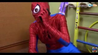 Spiderman vs Batman. Ярослава лечит Человека Паука. Видео для детей. Tiki Taki Kids