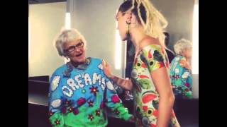 Miley спрашивает мнение о костюме у бабушки