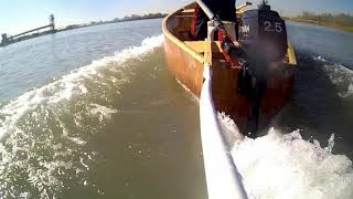 Wooden canoe P 3  Trial on the river  Прогулка с мотором