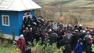 ️Срочно! Полиция отбила захват храма в Рынгаче, Черновицкая обл. ПЦУ сломали ворота. Скоро сюжет