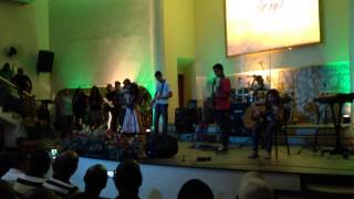EMILLY LOUVANDO ME AMA NA IGREJA BATISTA DA PAVUNA