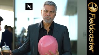 ジョージ・クルーニー、レアなピンク色のヘルメット姿で登場！ジュリア・ガーナー、シモーヌ・アシュリーと新CMで初共演