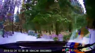 Дастер снега не боится. Плохая скользкая дорога в лесу.