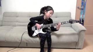 Garota Japonesa de 8 Anos Toca Música Muito Difícil na Guitarra