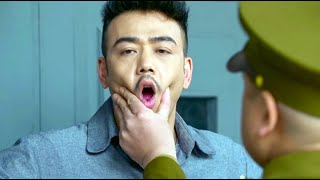 國軍隊長用鑰匙偷開監獄大門，不料敵軍看守突然到來，情急之下只能將鑰匙吞進腹中！
