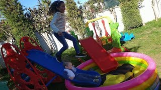 ELİF BERKAY RENKLİ ZIPZIP HAVUZDA KAYDIRAKLAR BAHÇEYİ DARMADAĞIN ETTİK. EĞLENCELİ ÇOCUK VİDEOSU