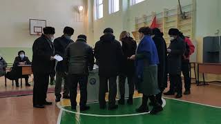 Выборы 2021: На участке № 7149 в Чуйской области председатель и члены УИК стоят возле урны
