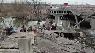 Ирпень под Киевом: жители эвакуируются через разрушенный мост