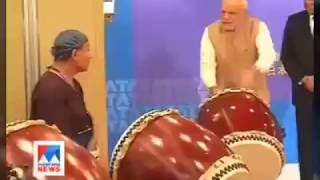 എവിടെ തിരിഞ്ഞാലും ജിമിക്കിക്കമ്മൽ.രാഷ്ട്രീയക്കാർക്കും വേണ്ടേ ഒരുജിമിക്കിക്കമ്മൽ