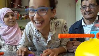 Spelletje spelen met mijn papa en mama