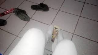 Jugando con mis hermosas calcetas con mis hermosas pantimedias blancas ??
