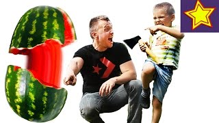 Разрываем арбуз не резинками, а топором. Игорюша рубит арбуз watermelon challenge for kids