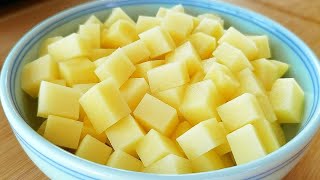 【小穎美食】土豆這吃法第一次見，爽滑有勁道，5分鐘壓好一鍋，飯和菜都有了