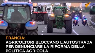 Francia: agricoltori bloccano l'autostrada per denunciare la riforma della politica agricola