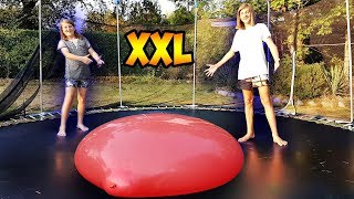 TRAMPOLIN vs RIESEN WASSERBOMBE 2!