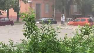 Дождь (ливень) в Симферополе Плывём