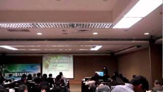 億芳能源陳以禮總經理在光電大未來研討會介紹光電協進會何孟穎專案經理