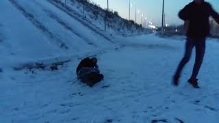 СУЧКА Получил Ногой По Яйцам ))))