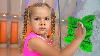Diana ayuda a su mamá! ¡Los niños juegan con juguetes de limpieza