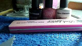 Aplicación de gel semipermanente con decoración ??