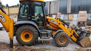 Экскаватор погрузчик в работе с гидромолотом. JCB 3 CX with breaker.
