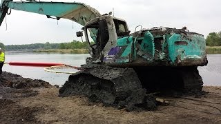 Wyciąganie koparki z koryta Odry we Wrocławiu