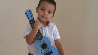 GİTAR  ÇALAN MÜZİSYEN ÇOCUK EĞLENCELİÇOCUK VİDEOSU GUİTAR PLAYER MUSİCİAN BOY FUN CHİLDREN VİDEO