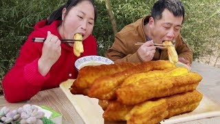 自制新奇油条，加入胡萝卜汁，配稀饭爽歪歪，俩人吃的肚皮都快撑破了！【陈说美食】