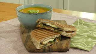 Crema de ayote y zanahoria con panini de queso Turrialba y pesto