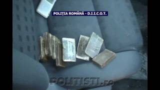 Traficanți de droguri, prinși în flagrant de polițiști