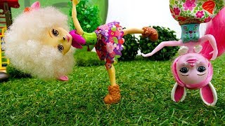 Куклы Энчантималс делают зарядку. Видео для девочек.