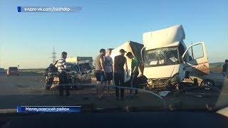 В Башкирии грузовая ГАЗель сложилась пополам в столкновении с двумя легковушками