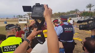 La policía escolta al vecino disconforme con las "cruces"