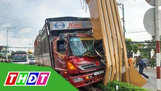 Xe tải húc vào chân cổng chào Mỹ Tho, Tiền Giang | THDT